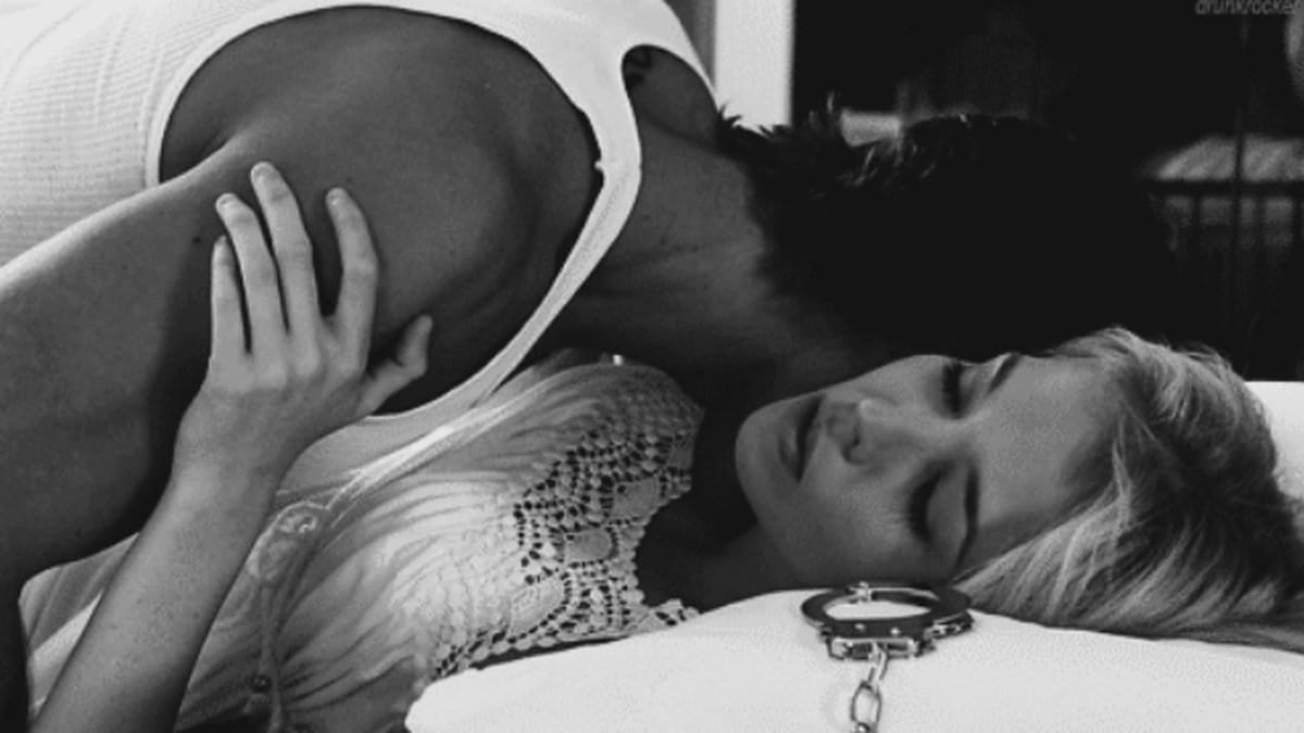 Oila dosti bilan sikishadi Hojatxonada mobil porno